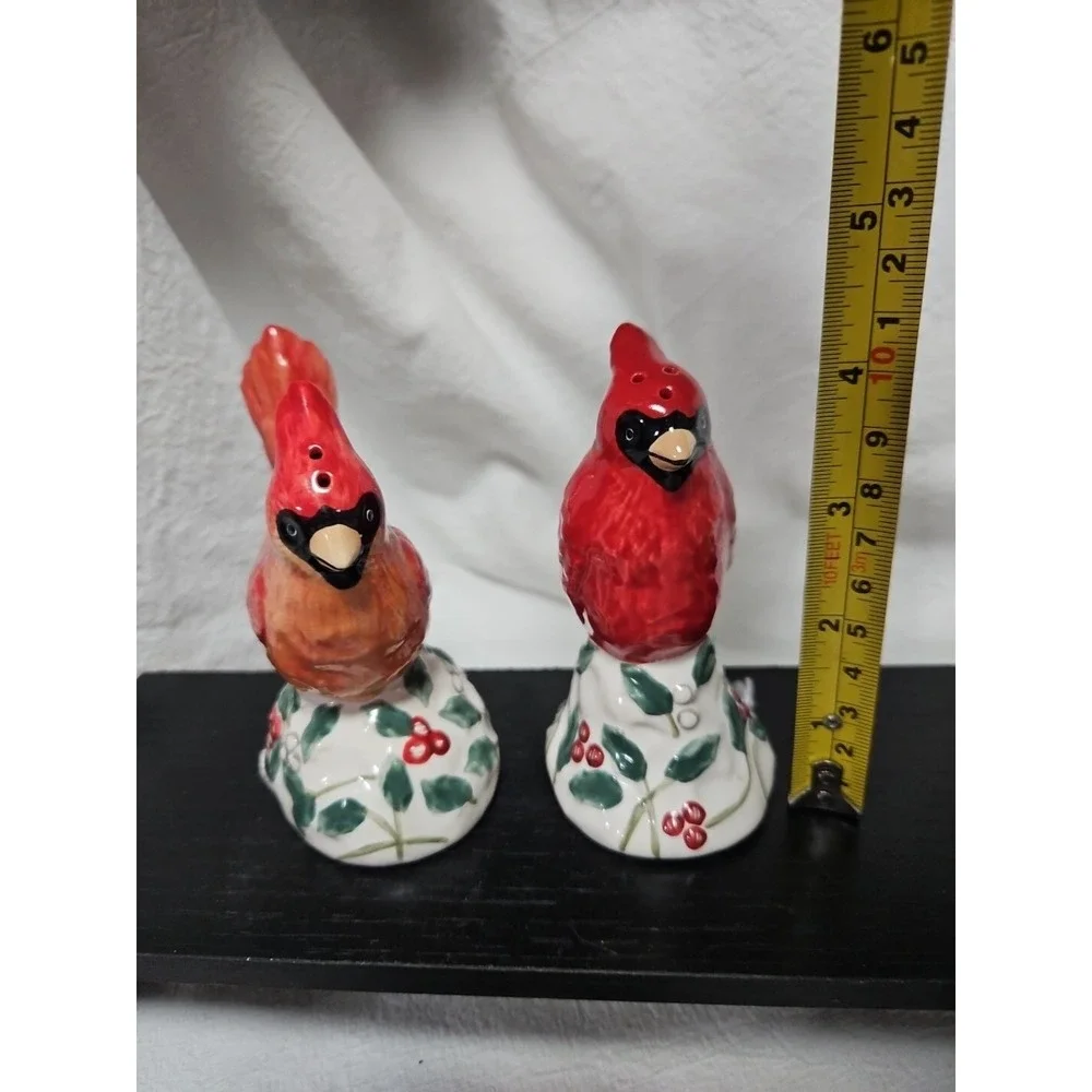 Pfaltzgraff Winterberry‎ RED CARDINAL SALT AND PEPPER SET